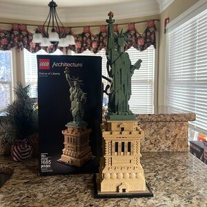 Lego Architecture Statue of Liberty 21042 box, instructions and extras